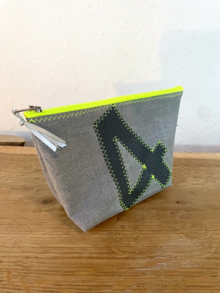 wasserdichtes Airtextäschchen mit dunkelgrauer 4